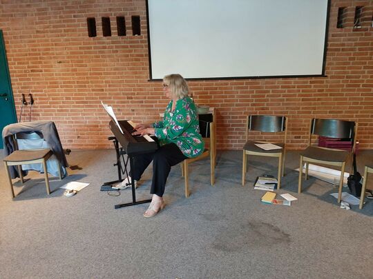 Claudia Piehl zeigte anhand von Tönen und Musik, was die Musik mit dem menschlichen Körper macht.