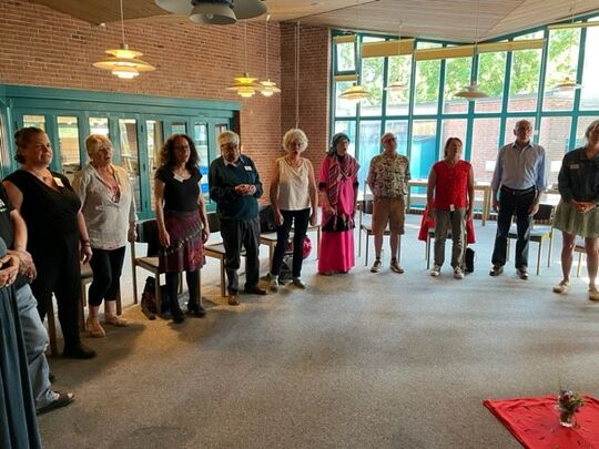 Wir probieren unsere eigenen Stimmen aus. 