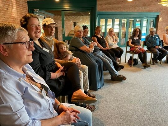 Einige Menschen hatten sich bislang nur online gesehen - und hier das "gute Leben" zum ersten Mal in Präsenz als Thema. 