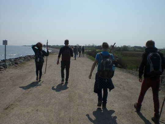 Jugendliche beim Pilgern an der Ostsee