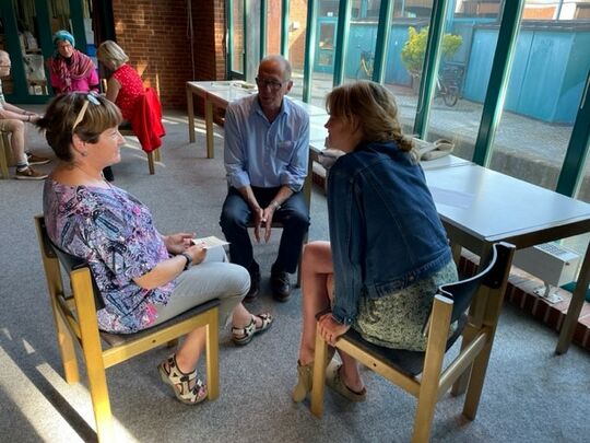 Miteinander reden in der Kleingruppe.