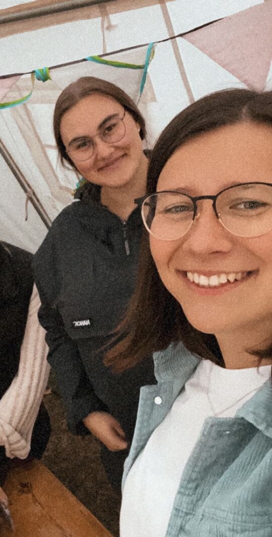 Hallo!  Hier sind Mailin und Vanessa, jetzt ehemalige ehrenamtliche Helferinnen der Fri-Ju.  Am 01.09.2023 feierten wir unsere Verabschiedung aus der Fri-Ju, aus unserem Jugendraum.  Wir schauen auf mittlerweile über 10 gemeinsame Jahre zurück. Diese haben sich im Laufe der Zeit mit schönen Erinnerungen und Erfahrungen gefüllt. Mit der Zeit haben wir dazu gelernt, wir konnten wachsen und eigene Projekte auf die Beine stellen. Danke für das Vertrauen.  Außerdem wollten wir uns noch einmal für die schöne und unvergessliche Zeit bedanken und uns auch von der gesamten  Gemeinde verabschieden. Natürlich werden wir ab und zu nochmal reinschauen ;)   Danke für die gemeinsame Zeit.  Danke für das gemeinsame Lachen.  Danke für die tollen Aktionen.  Danke für das Vertrauen in uns.  Danke für unvergessliche über 10 Jahre.   Damit verabschieden wir uns nun auch. Ihr werdet uns fehlen. Aber wie heißt es so schön? Wir und auch ihr seid ja nicht aus der Welt.   Eure Mailin und Vanessa