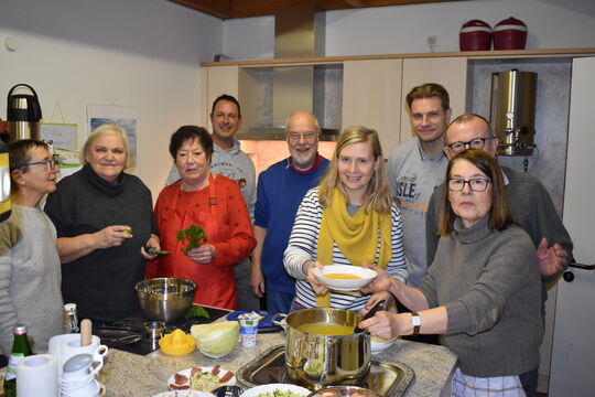 Gruppe von Personen, die gemeinsam kochen