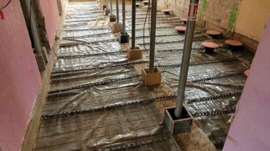 Das neue Fundament für den Sanitärbereich unten