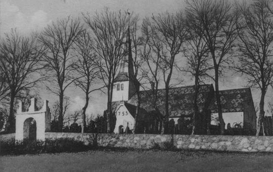 Kirche von Süden mit dem alten Portal
