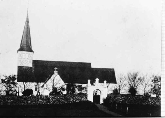 Kirche von Süden mit Portal
