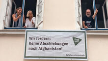 Banner am Regionalzentrum in Kappeln: "Wir fordern: Keine Abschiebungen nach Afghanistan"