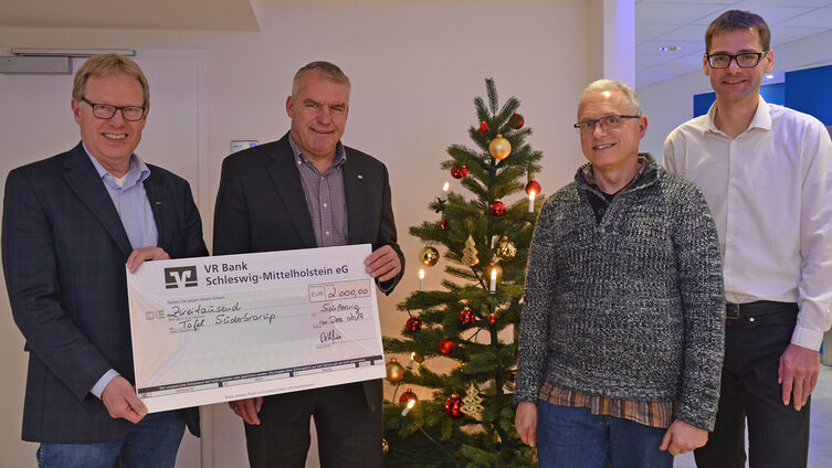 VR Bank spendet an Tafel vlnr Ernst Otto Lowenstrom Christian Hannig Manfred Speck Torben Detlefsen Foto Pfaff