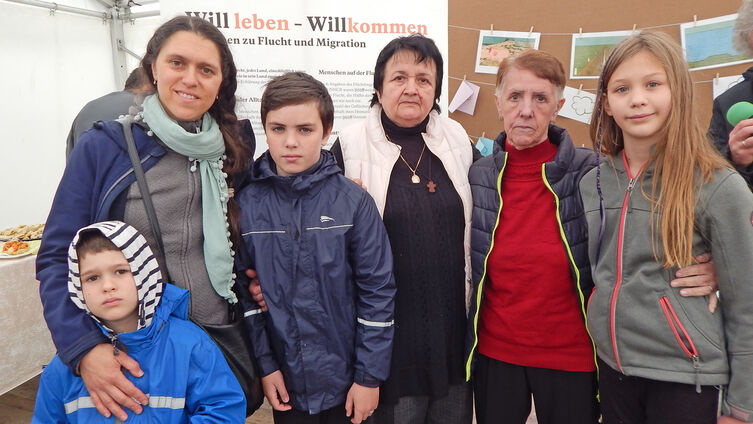 Inna Martynenko, Lesia Kaniuk und Nadia Tsimbalenko mit den Kindern Sachari, Pavel und Lea (v.li.) , Foto: Hans-Werner Staritz